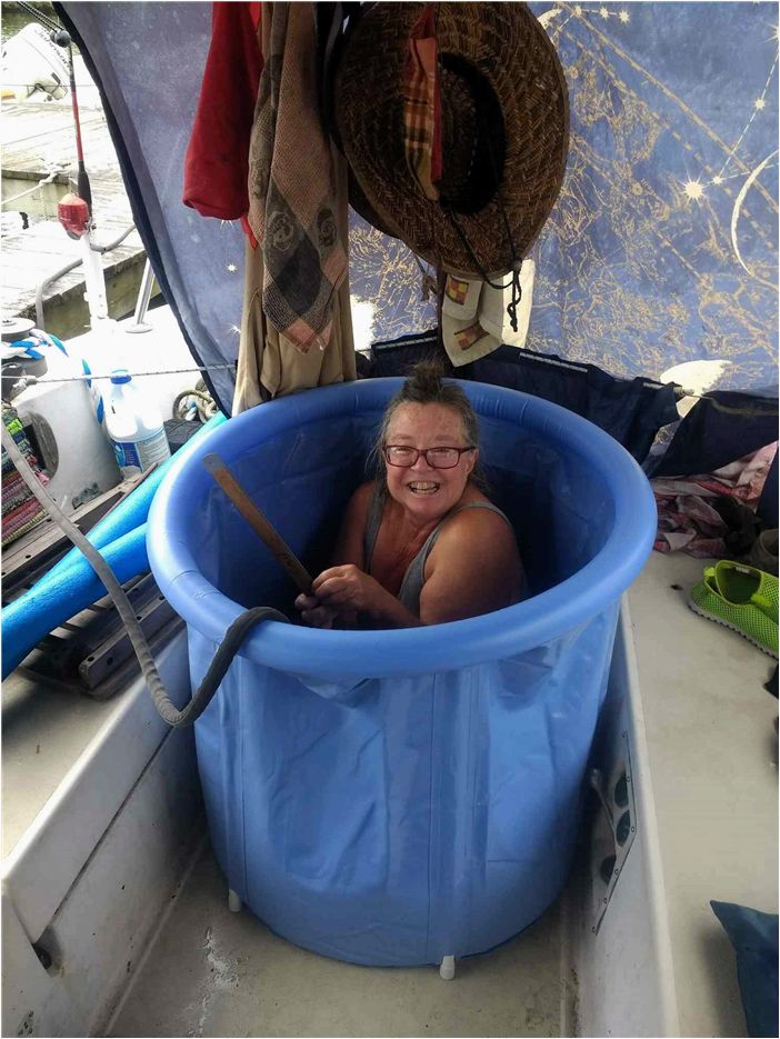 (пара, переехала, лодку, реализовать) Эта пара переехала в лодку, чтобы реализовать свои художественные цели
